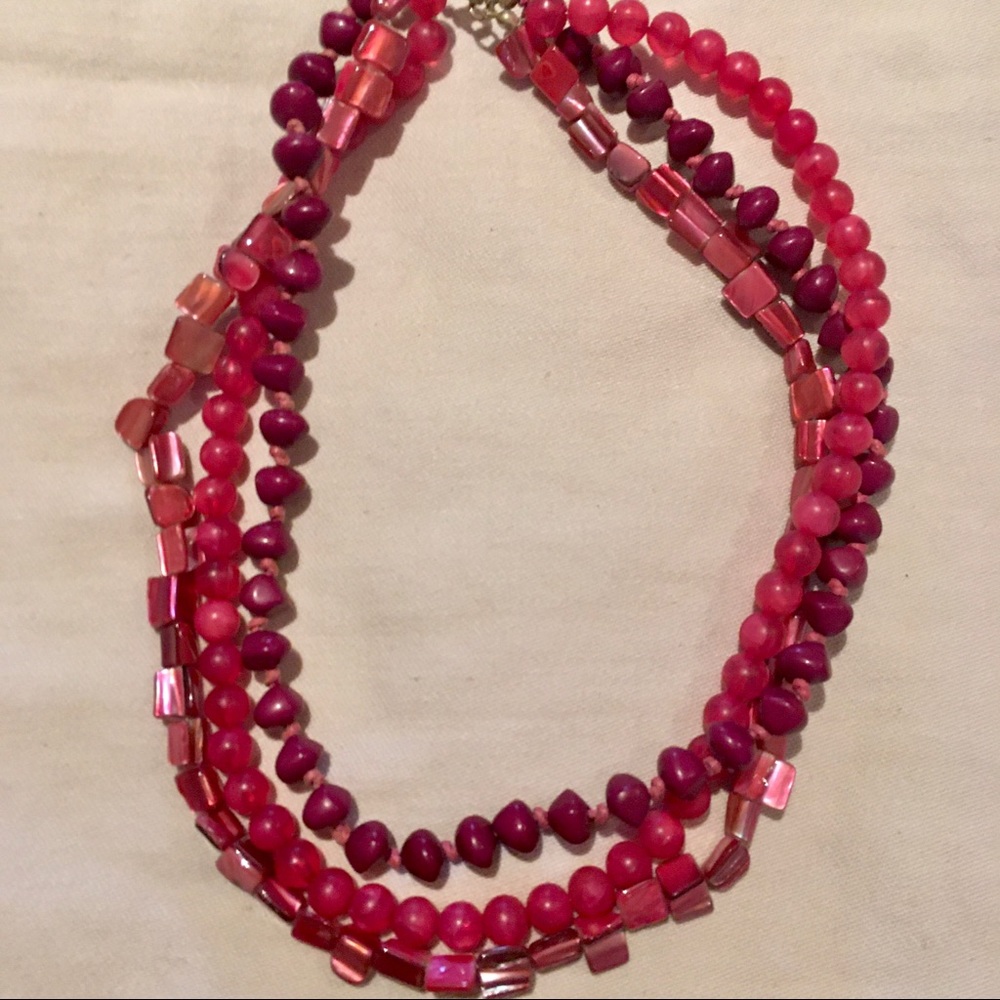 🟢VINTAGE THREE STRAND PINK BEADS NECKLACE 💕
